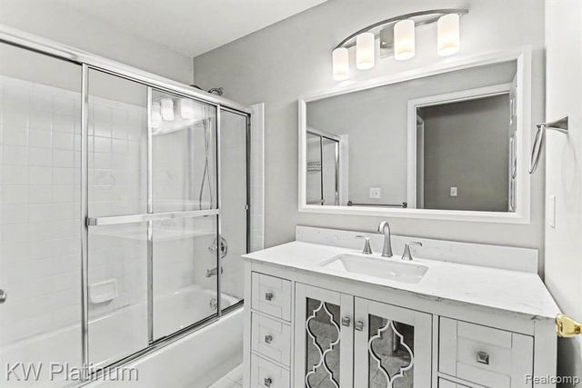 16531 Covington Drive, Clinton Township, MI 48038
