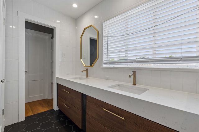 3211 Lawnview Avenue, Dallas, TX 75227