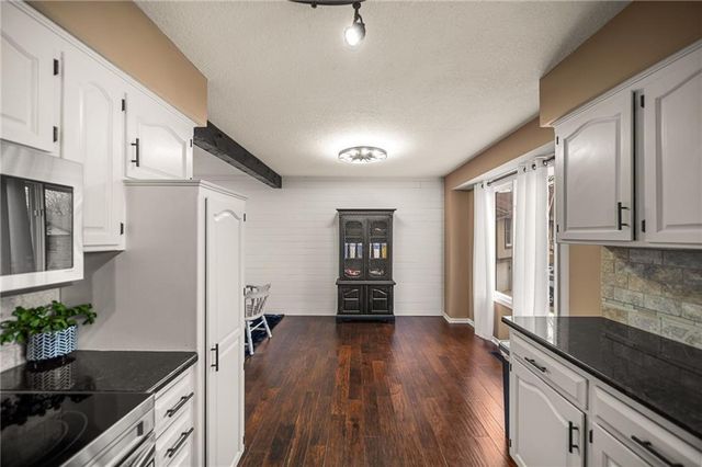 3713 NW Peachwood Court, Blue Springs, MO 64015