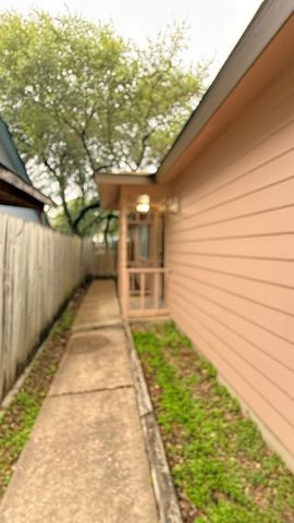 11945 Sunhillow BND B, Austin, TX 78758
