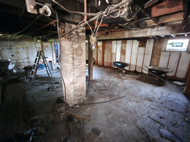 834 E 41st Avenue, Gary, IN 46409