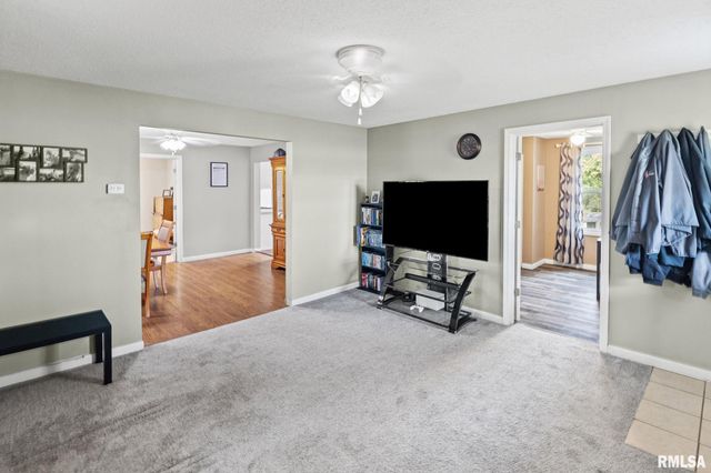 2109 N BROADWAY Avenue, Salem, IL 62881