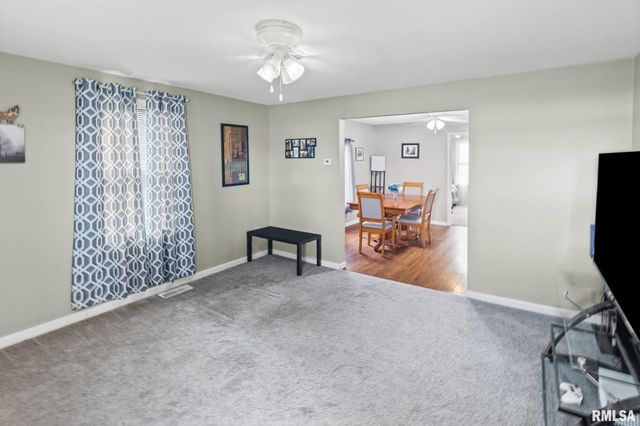 2109 N BROADWAY Avenue, Salem, IL 62881