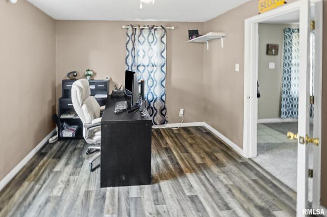 2109 N BROADWAY Avenue, Salem, IL 62881