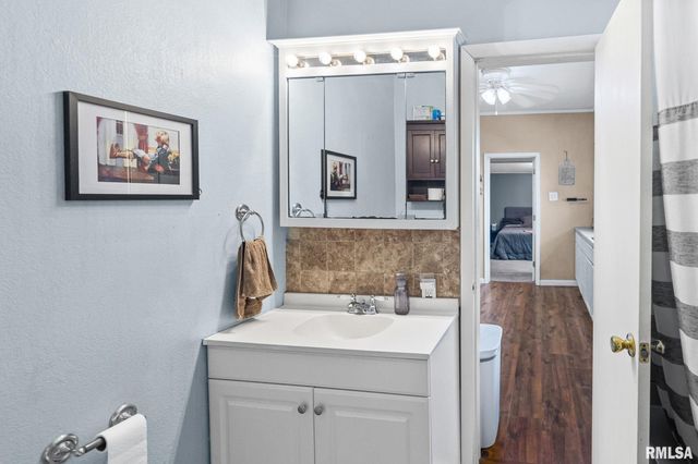 2109 N BROADWAY Avenue, Salem, IL 62881