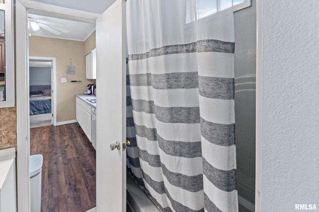 2109 N BROADWAY Avenue, Salem, IL 62881