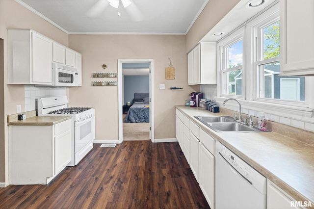 2109 N BROADWAY Avenue, Salem, IL 62881