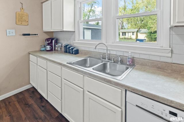 2109 N BROADWAY Avenue, Salem, IL 62881