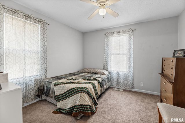 2109 N BROADWAY Avenue, Salem, IL 62881