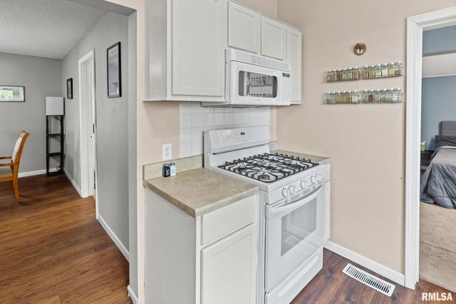 2109 N BROADWAY Avenue, Salem, IL 62881