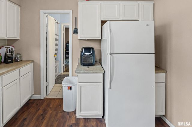 2109 N BROADWAY Avenue, Salem, IL 62881