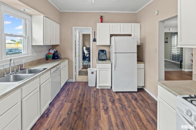 2109 N BROADWAY Avenue, Salem, IL 62881