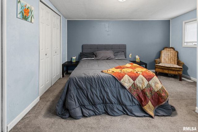 2109 N BROADWAY Avenue, Salem, IL 62881