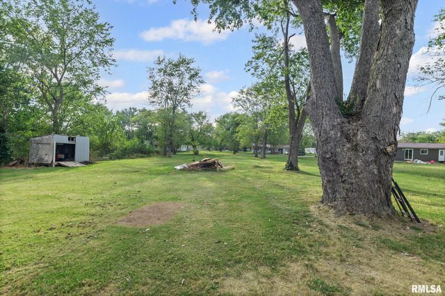 2109 N BROADWAY Avenue, Salem, IL 62881