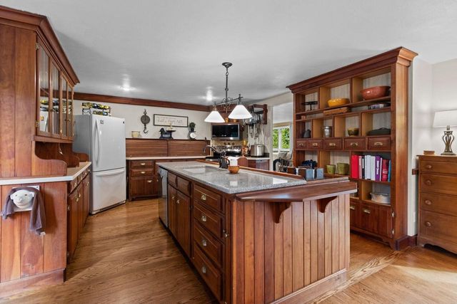 2663 WOODCREST DRIVE, Neenah, WI 54956