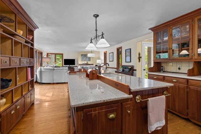 2663 WOODCREST DRIVE, Neenah, WI 54956