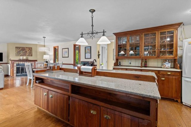 2663 WOODCREST DRIVE, Neenah, WI 54956