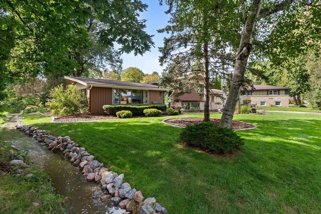 2663 WOODCREST DRIVE, Neenah, WI 54956