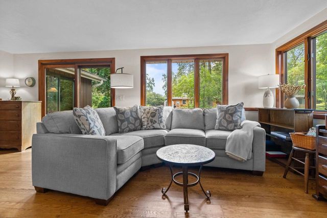 2663 WOODCREST DRIVE, Neenah, WI 54956