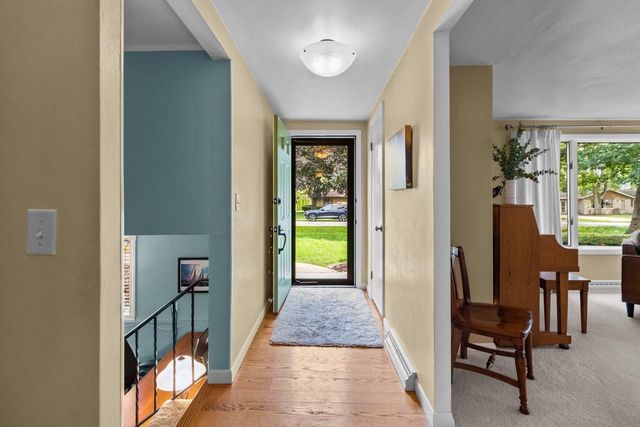 2663 WOODCREST DRIVE, Neenah, WI 54956