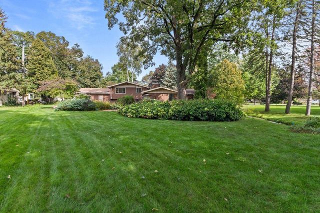 2663 WOODCREST DRIVE, Neenah, WI 54956