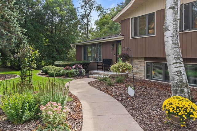 2663 WOODCREST DRIVE, Neenah, WI 54956