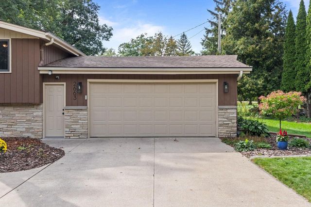 2663 WOODCREST DRIVE, Neenah, WI 54956