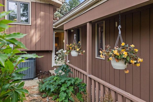 2663 WOODCREST DRIVE, Neenah, WI 54956