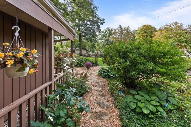 2663 WOODCREST DRIVE, Neenah, WI 54956