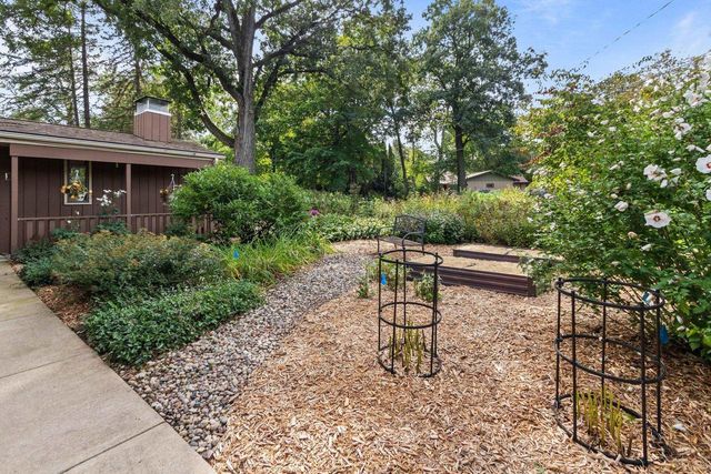 2663 WOODCREST DRIVE, Neenah, WI 54956