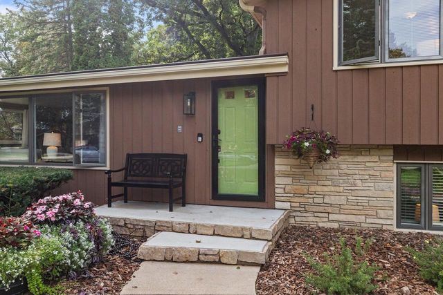 2663 WOODCREST DRIVE, Neenah, WI 54956