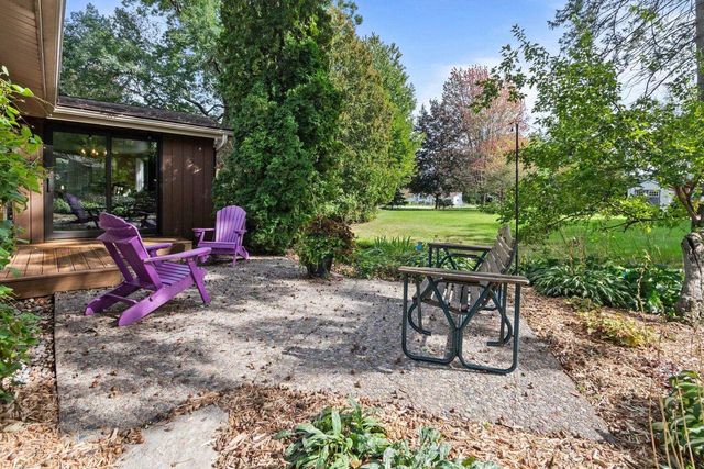 2663 WOODCREST DRIVE, Neenah, WI 54956