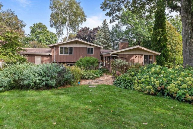 2663 WOODCREST DRIVE, Neenah, WI 54956