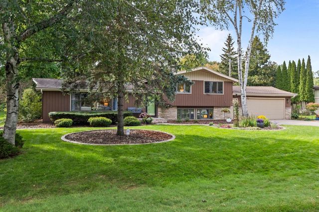 2663 WOODCREST DRIVE, Neenah, WI 54956