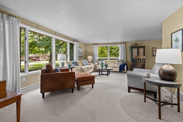 2663 WOODCREST DRIVE, Neenah, WI 54956