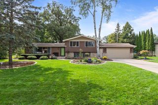2663 WOODCREST DRIVE, Neenah, WI 54956