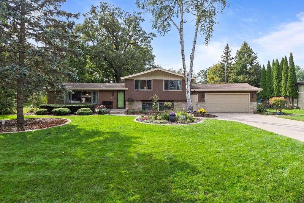 2663 WOODCREST DRIVE, Neenah, WI 54956