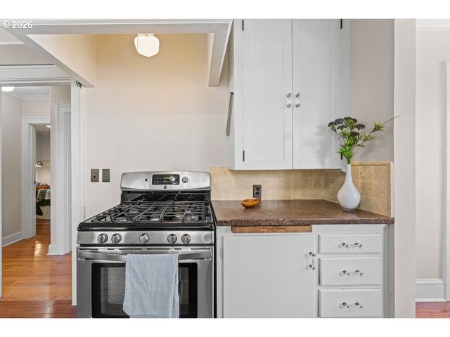 7060 N KERBY Ave, Portland, OR 97217