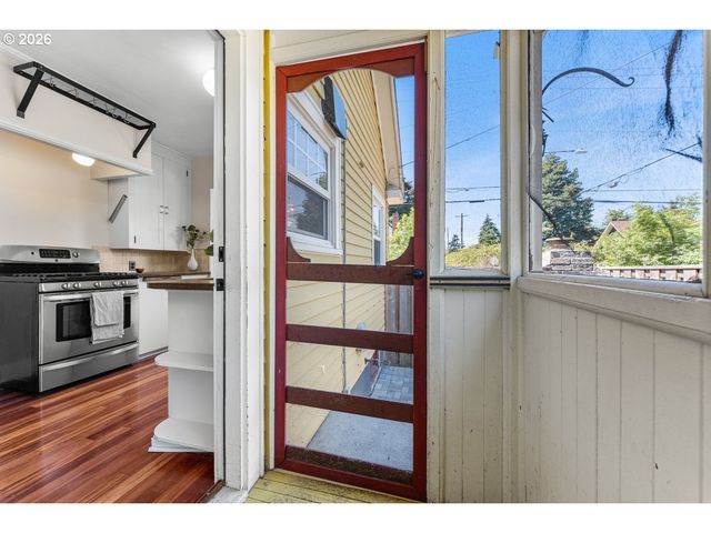 7060 N KERBY Ave, Portland, OR 97217