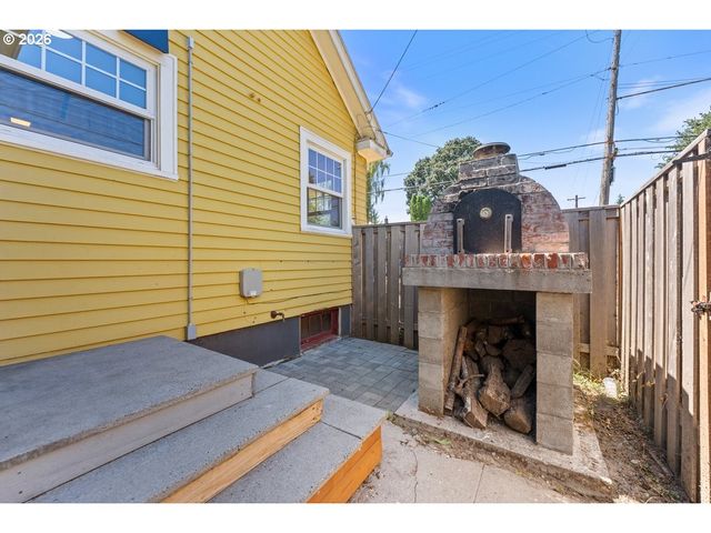 7060 N KERBY Ave, Portland, OR 97217