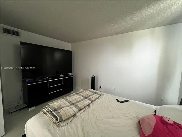 11750 SW 18th St 319-1, Miami, FL 33175