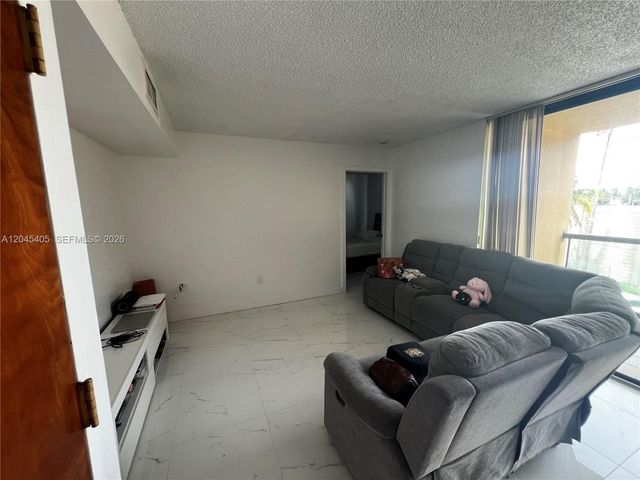 11750 SW 18th St 319-1, Miami, FL 33175