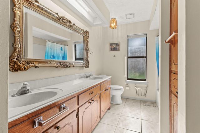 206 Stanford Street, Lake Jackson, TX 77566