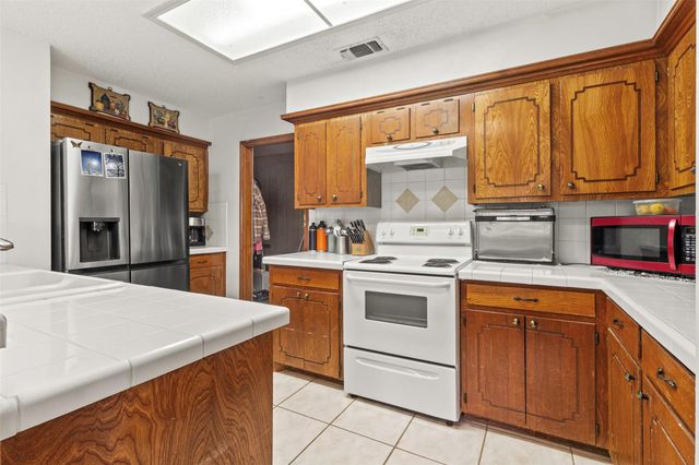 206 Stanford Street, Lake Jackson, TX 77566