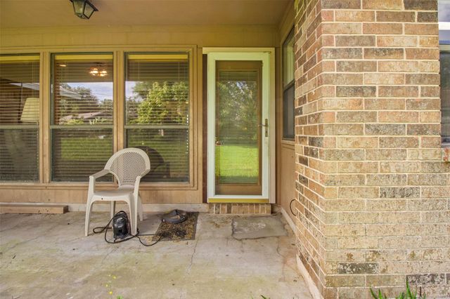 206 Stanford Street, Lake Jackson, TX 77566