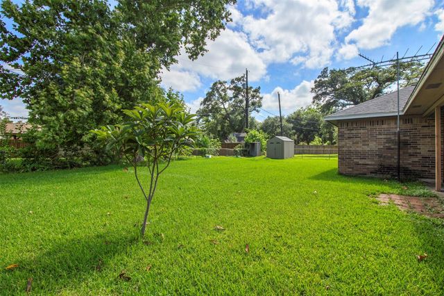 206 Stanford Street, Lake Jackson, TX 77566