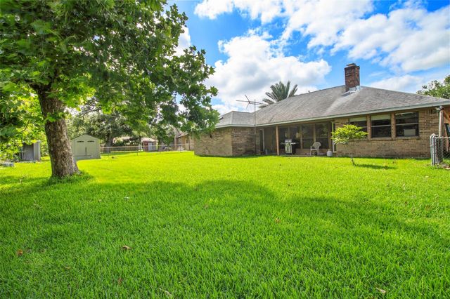 206 Stanford Street, Lake Jackson, TX 77566