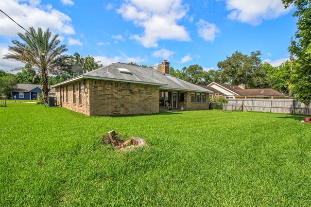 206 Stanford Street, Lake Jackson, TX 77566