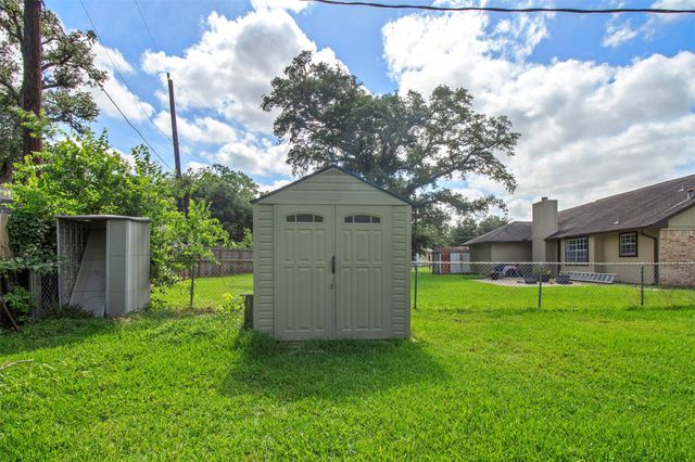 206 Stanford Street, Lake Jackson, TX 77566