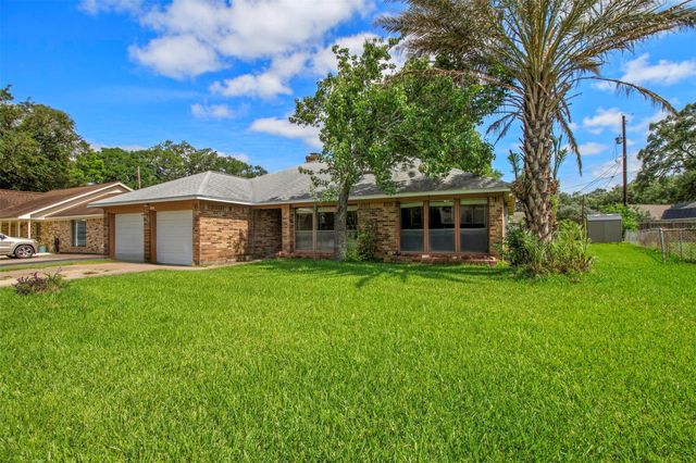 206 Stanford Street, Lake Jackson, TX 77566